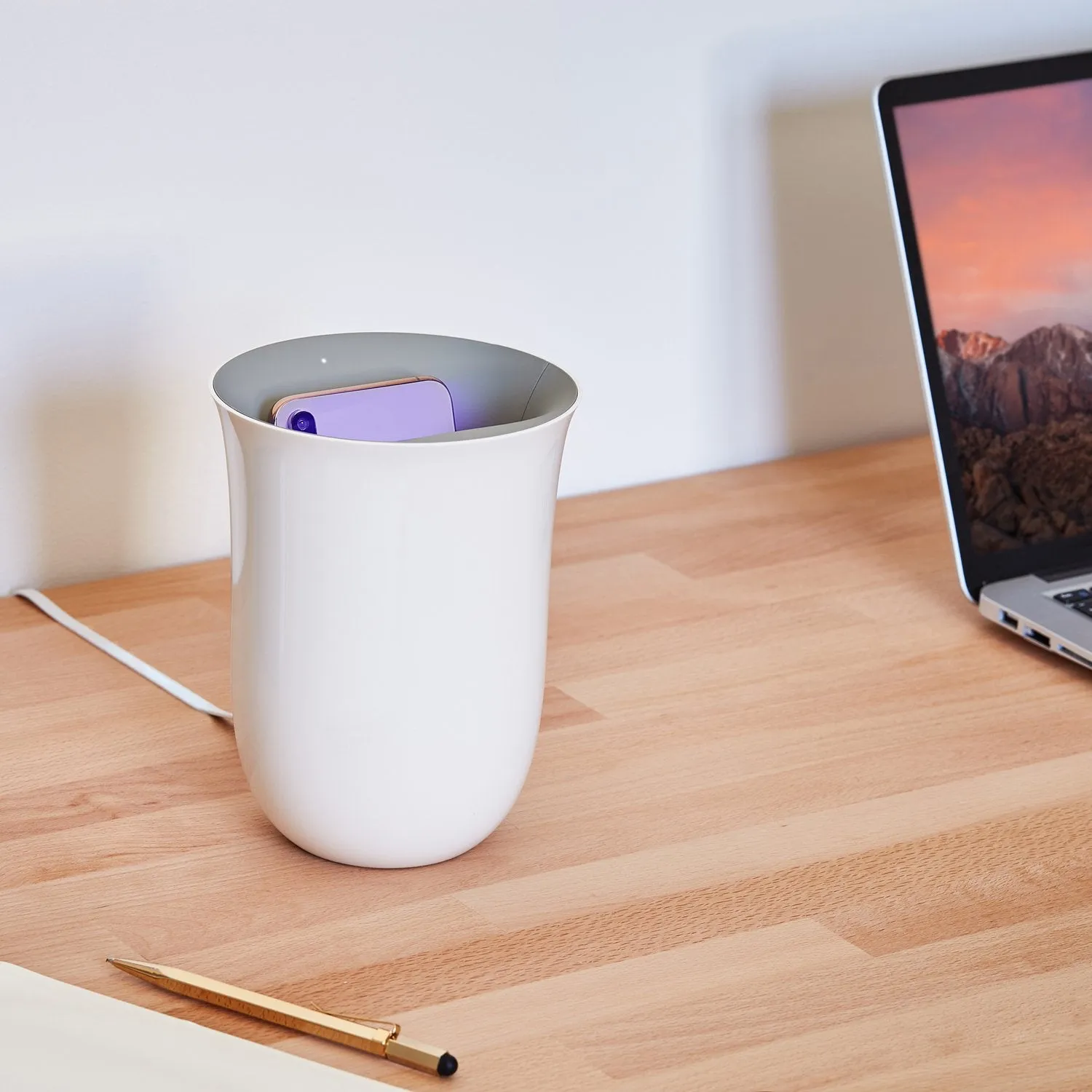 OBLIO - Wireless charging station with built-in UV sanitizer