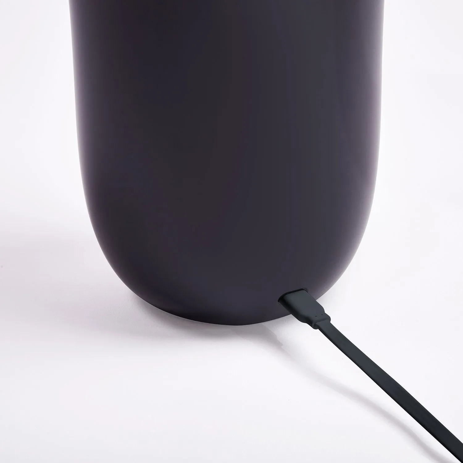 OBLIO - Wireless charging station with built-in UV sanitizer